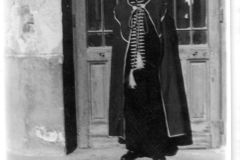 Szabo-Daniel-a-Konviktus-ajtajaban-togaban